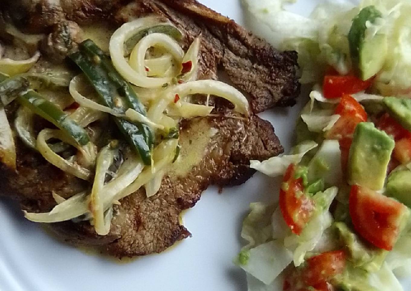Chuleta de res en crema de jalapeños
