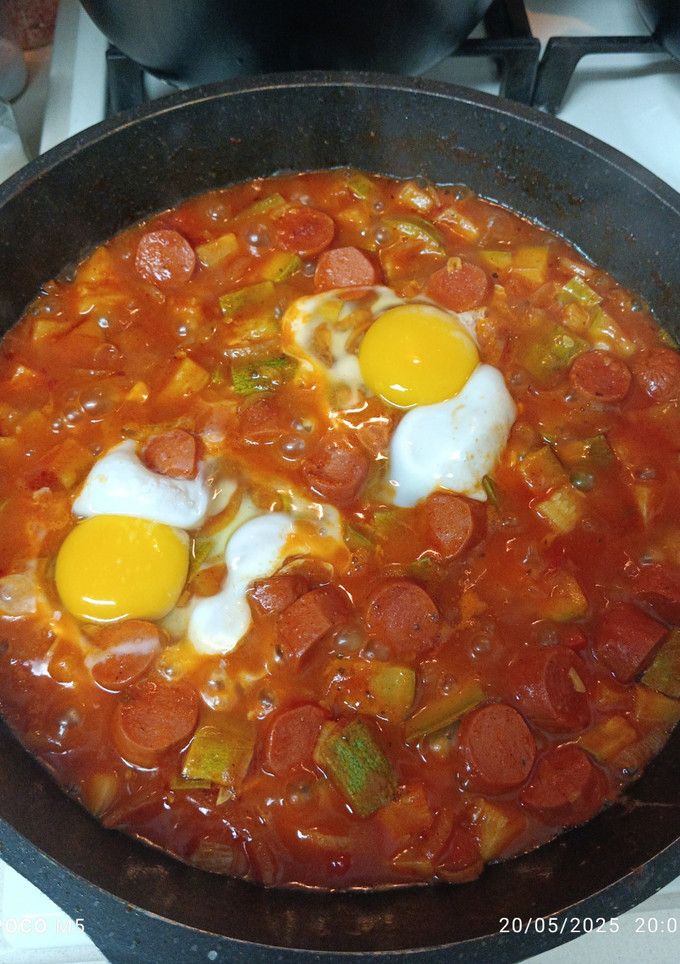 Una foto de Revuelto de zucchini con salchichas y huevo