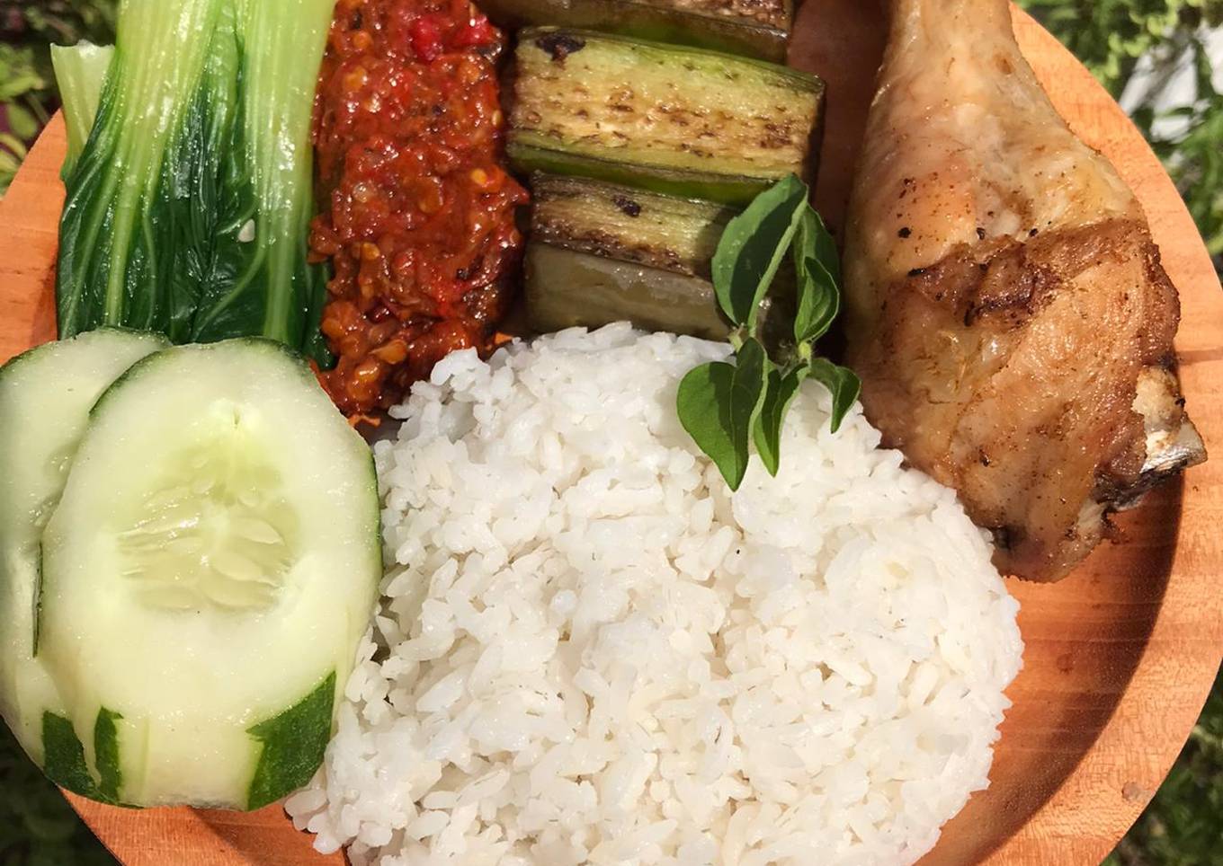 Lalapan ayam goreng sambel tomat
