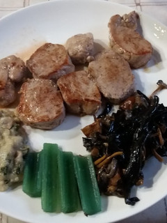 Una foto de Solomillo con Velouté de almejas y salteado de setas