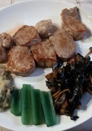 Una foto de Solomillo con Velouté de almejas y salteado de setas