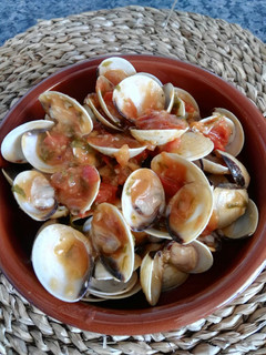 Una foto de Almejas con tomate