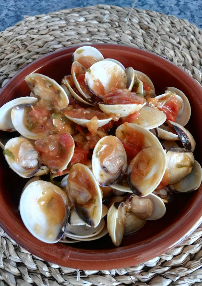 Una foto de Almejas con tomate