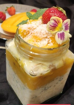 A picture of Mango coconut overnight jar.