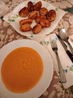 Una foto de Puré de zanahoria con albóndigas de cocido