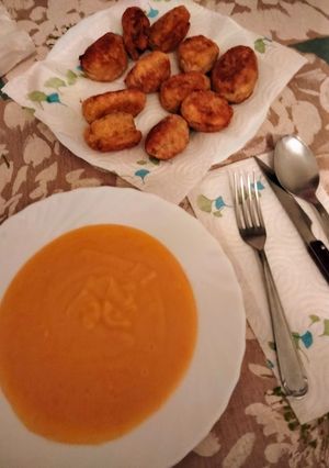 Una foto de Puré de zanahoria con albóndigas de cocido