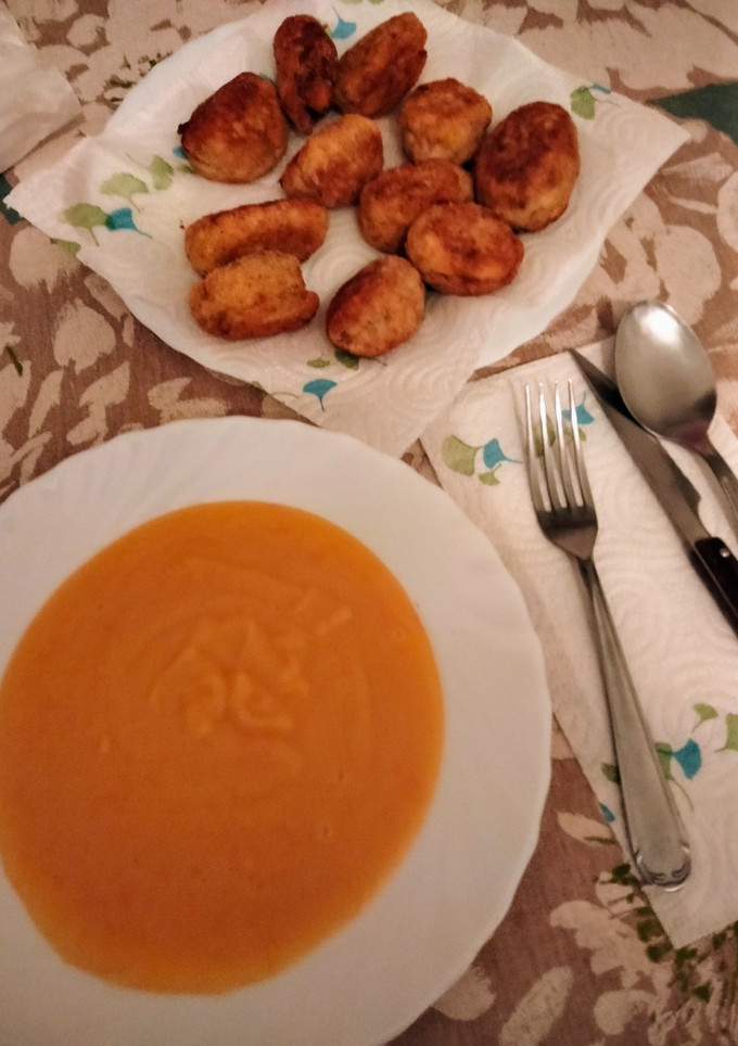 Una foto de Puré de zanahoria con albóndigas de cocido