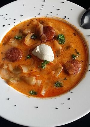 Une photo de Soupe au chou blanc et à la saucisse fumée