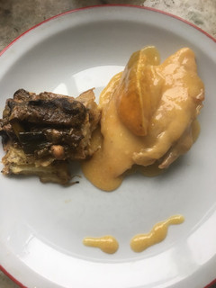 Una foto de Pollo a la naranja con tortilla de papas y hongos
