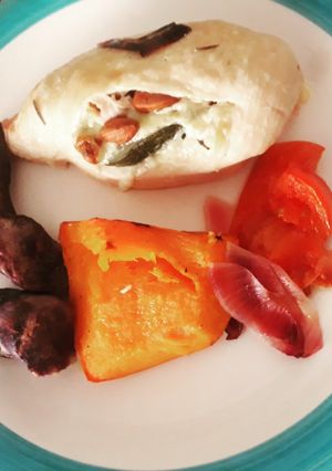 Una foto de Pechuga de pollo rellena con zapallo italiano y almendras