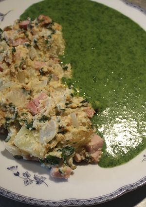 Una foto de Tortillón Racinguista y salsa blanca verdolaga