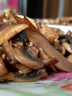 Una foto de Salteado de champiñones y shiitake