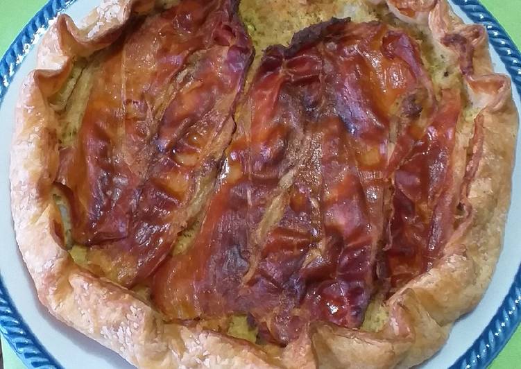 Pizza rustica con zucchine tonno e speck