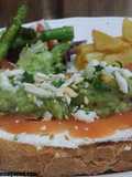 Tosta de salmón con crema de queso, guacamole y mimosa de huevo