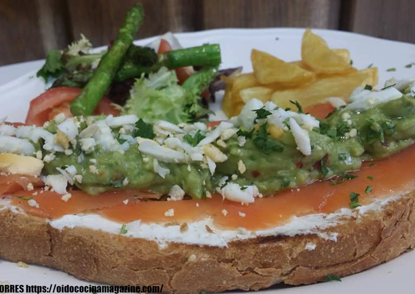 Tosta de salmón con crema de queso, guacamole y mimosa de huevo