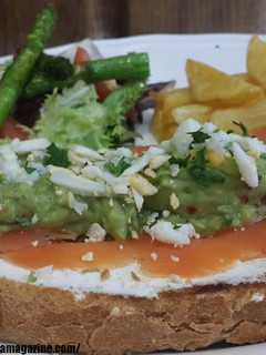 Foto principal de Tosta de salmón con crema de queso, guacamole y mimosa de huevo