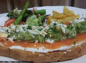 Una foto de Tosta de salmón con crema de queso, guacamole y mimosa de huevo