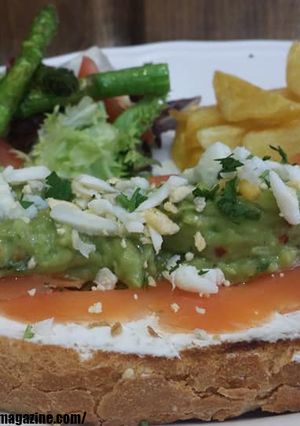 Una foto de Tosta de salmón con crema de queso, guacamole y mimosa de huevo