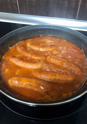Una foto de Salchichas en salsa al vino