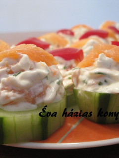 Füstölt lazac falatok uborkaágyon recept fotója