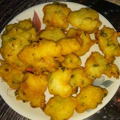 A picture of Suji pakoda.