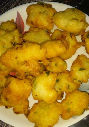 A picture of Suji pakoda.