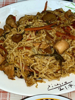 Una foto de Noodles con pollo