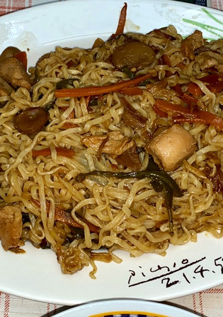 Una foto de Noodles con pollo