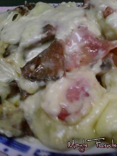 Una foto de Níscalos con patatas, bacon y bechamel