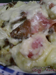 Una foto de Níscalos con patatas, bacon y bechamel