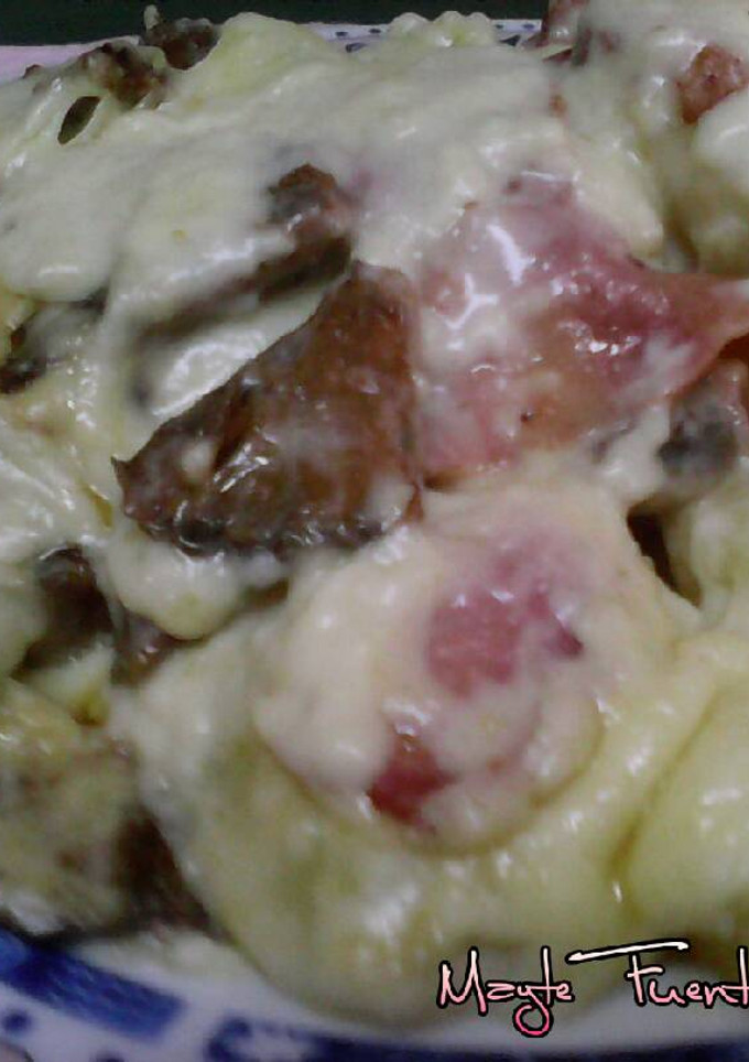 Una foto de Níscalos con patatas, bacon y bechamel