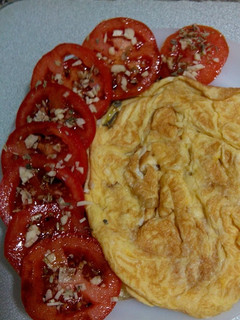Una foto de Tortilla francesa con tomate y ajo