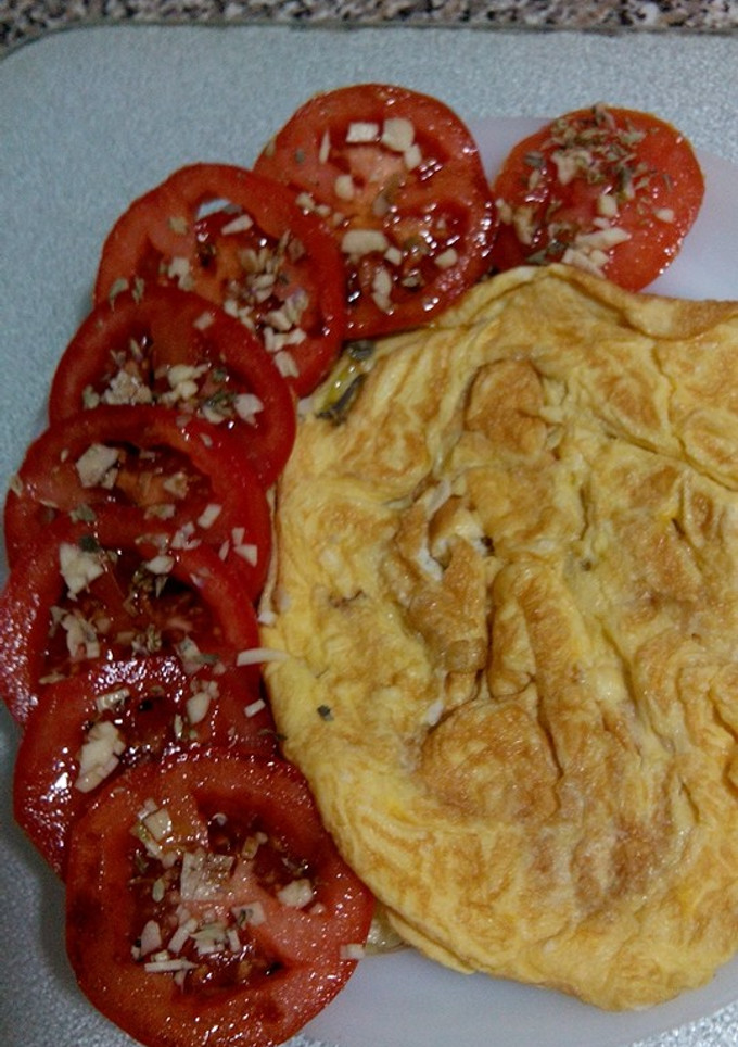 Una foto de Tortilla francesa con tomate y ajo