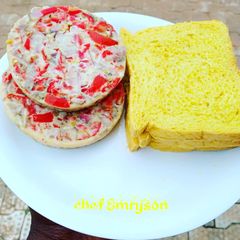 A picture of Egg and bread 😋😋.