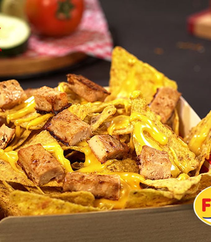 Una foto de Nachos extremoscon julianas de pollo