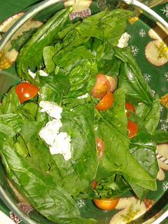 Una foto de Ensalada fresca para Navidad (rúcula, lechuga, tomate, queso)