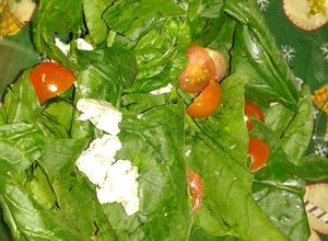 Una foto de Ensalada fresca para Navidad (rúcula, lechuga, tomate, queso)
