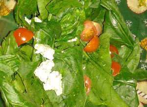 Una foto de Ensalada fresca para Navidad (rúcula, lechuga, tomate, queso)