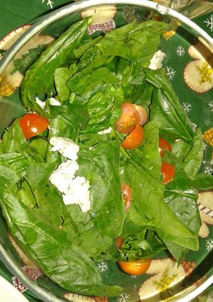 Una foto de Ensalada fresca para Navidad (rúcula, lechuga, tomate, queso)