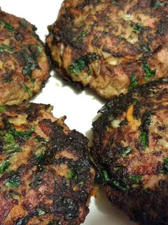 Una foto de Hamburguesas de res con manzana y zanahoria