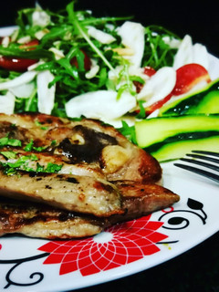 Una foto de Muslo de pavo con ensalada