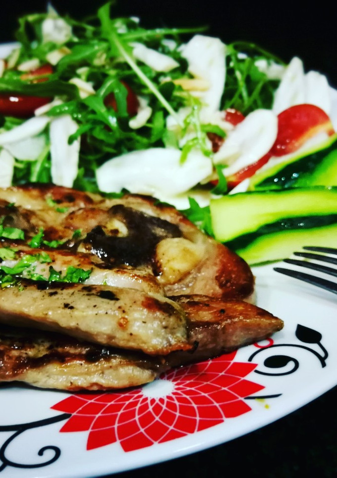 Una foto de Muslo de pavo con ensalada