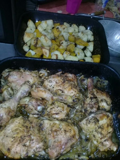 Una foto de Muslos de pollo con papas, boniato y cebollas al horno