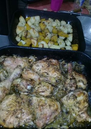 Una foto de Muslos de pollo con papas, boniato y cebollas al horno