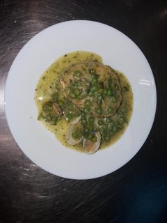 Una foto de Merluza en salsa verde con almejas