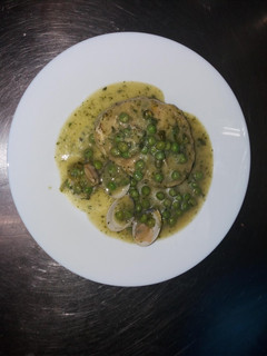 Una foto de Merluza en salsa verde con almejas
