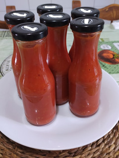 Una foto de Salsa de tomate casera en conserva