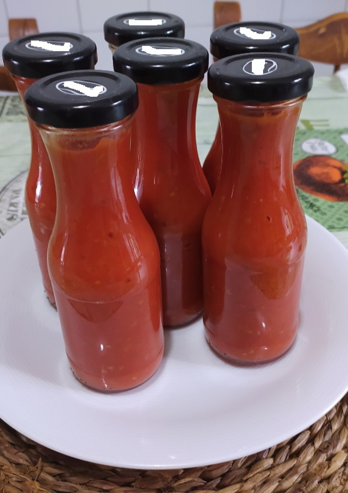 Una foto de Salsa de tomate casera en conserva