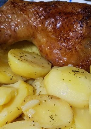 Foto principal de Contramuslo de Pollo, con Patatas al horno!!😋🍴