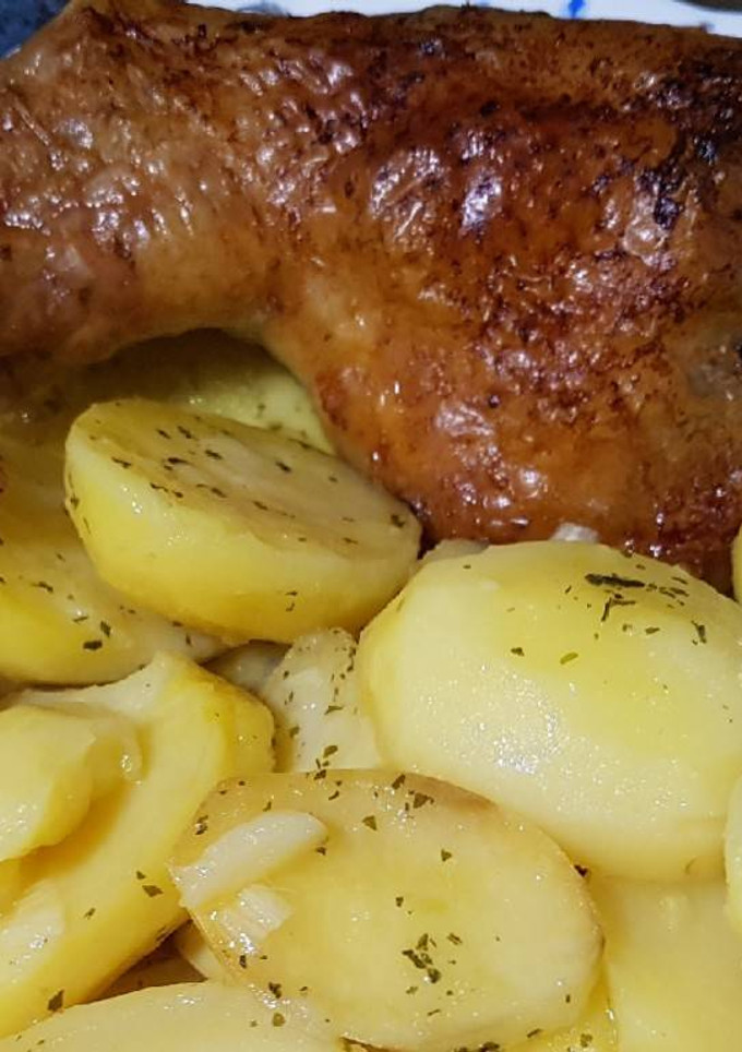 Una foto de Contramuslo de Pollo, con Patatas al horno!!😋🍴